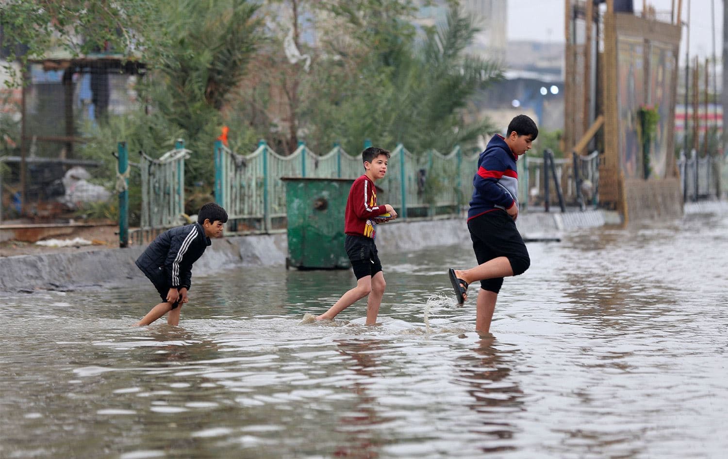 صورة لغرق شارع في بغداد جراء هطول أمطار غزيرة - AFP