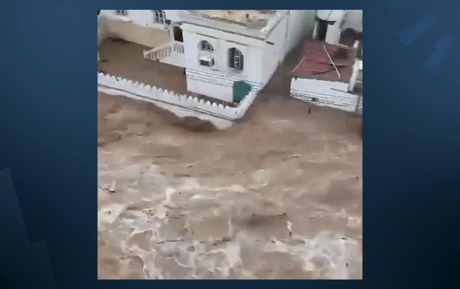 سيول عارمة تحتاج مناطق في سلطنة عُمان