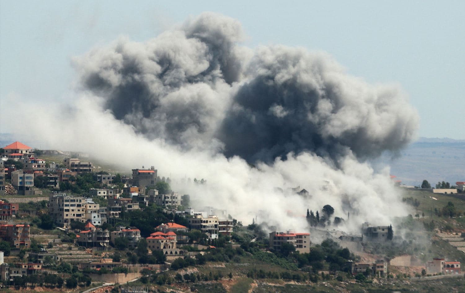 قصف إسرائيلي على قرية في جنوب لبنان - AFP