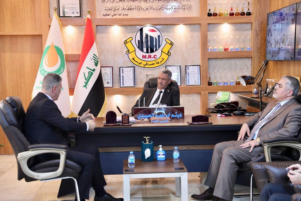 وزير النفط العراقي حيان عبد الغني خلال زيارة شركة مصافي الوسط