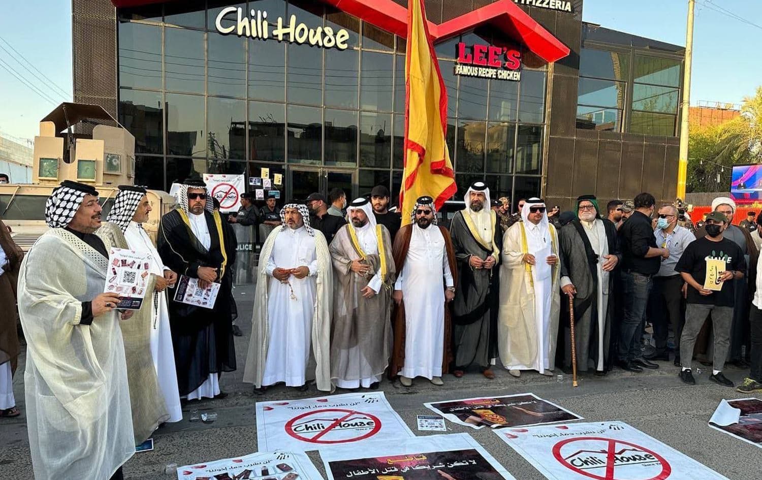 محتجون أمام مطعم "تشيلي هاوس" في البصرة