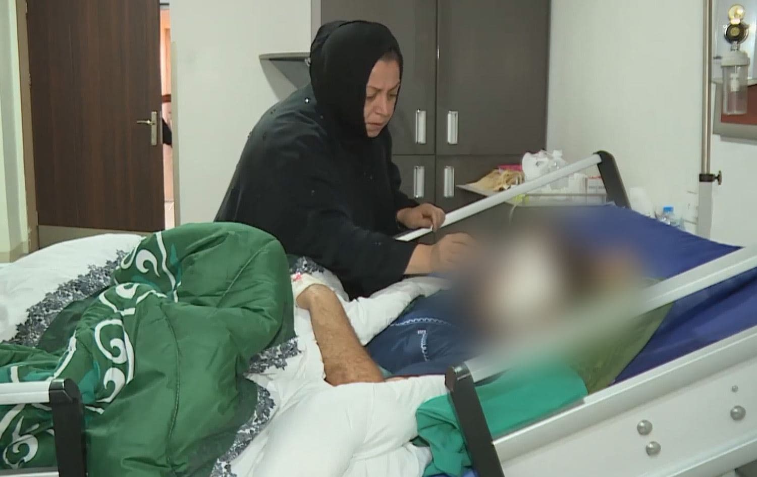 أحد الشقيقين أثناء تلقيه العلاج 