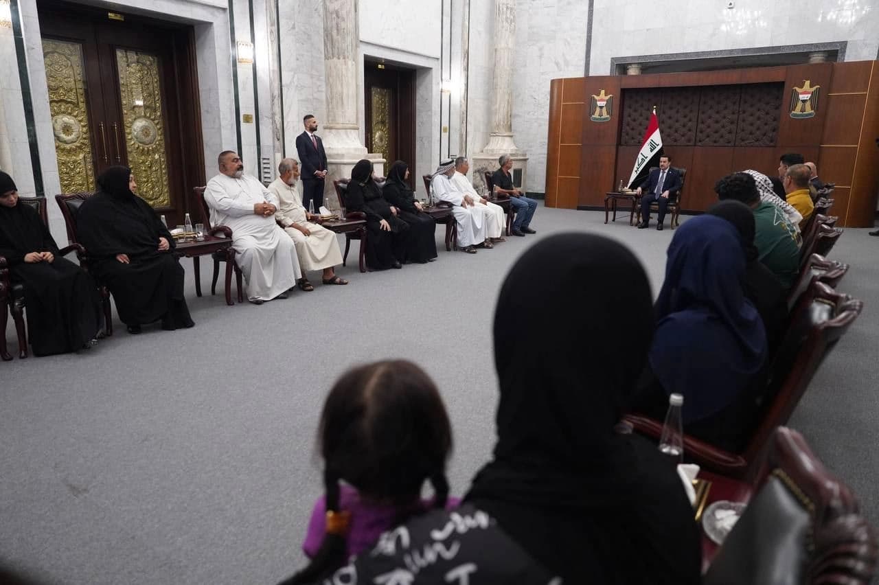 محمد شياع السوداني خلال لقائه مجموعة من عوائل صحايا سبايكر 