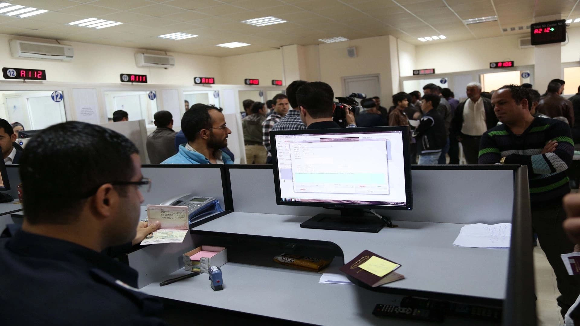 موظفون عراقيون 