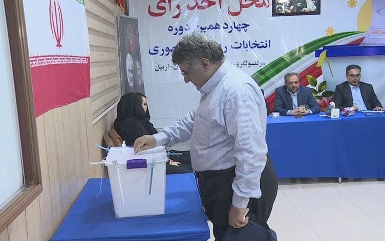ناخب إيراني يشارك في التصويت بأربيل 