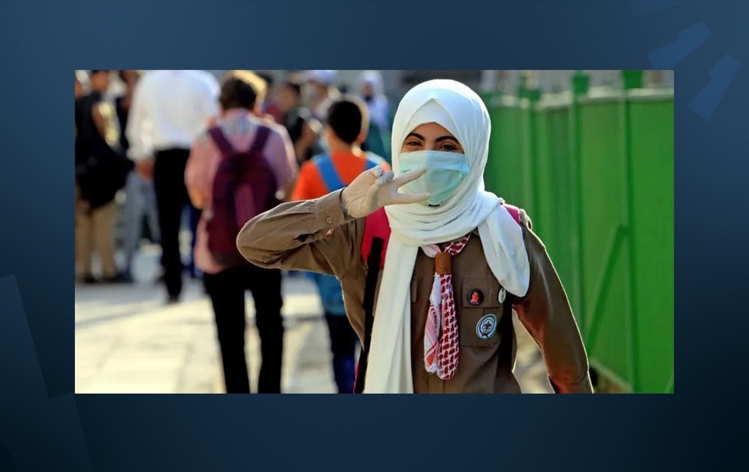 شابة أردنية ترتدي كمامة