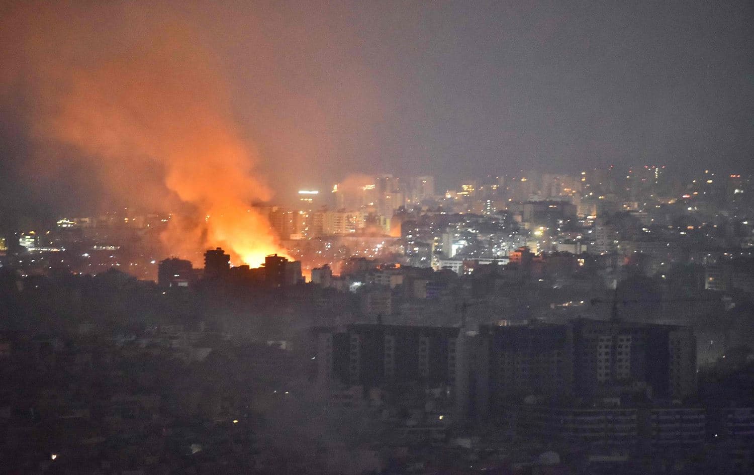 تصاعد ألسنة اللهب والدخان في منطقة استهدفتها غارة جوية إسرائيلية على الضاحية الجنوبية - AFP