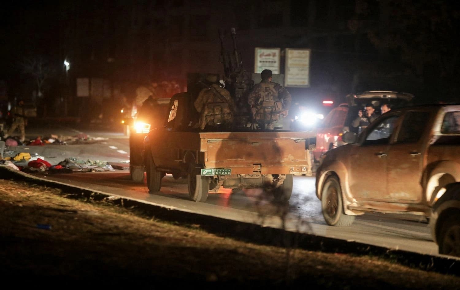 فصائل المعارضة تنتشر في شوارع مدينة حلب عقب شنّها هجوماً واسعاً ضد القوات السورية - AFP