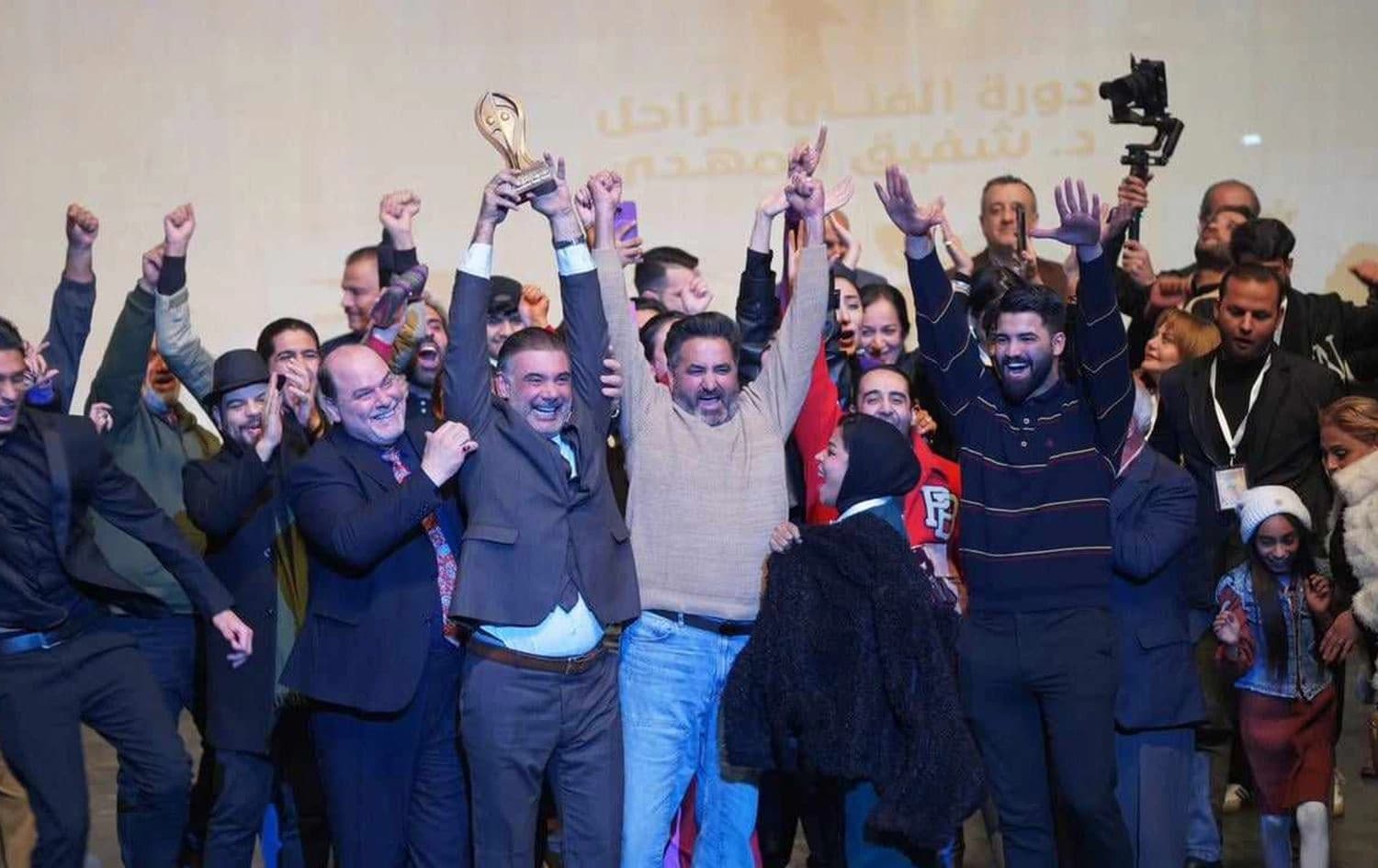 نقيب الفنانين جبار جودي لحظة تسليم سنان العزاوي وفريق عرض الجدار الجائزة