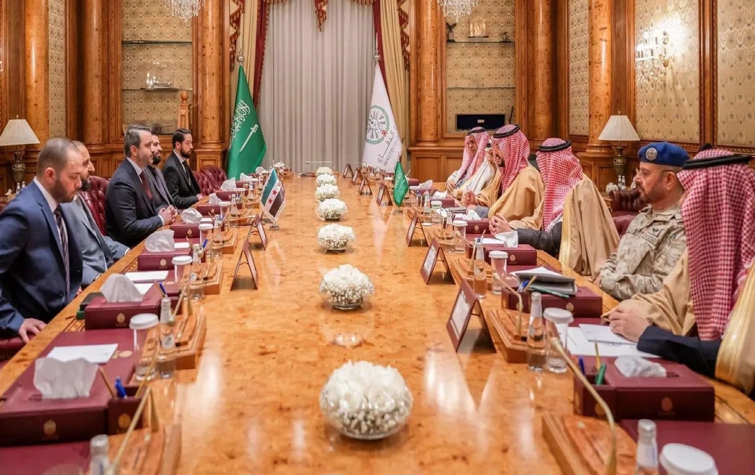 وزير الدفاع السعودي مع وزيري الخارجية والدفاع ورئيس جهاز الاستخبارات العامة في الإدارة السورية الجديدة