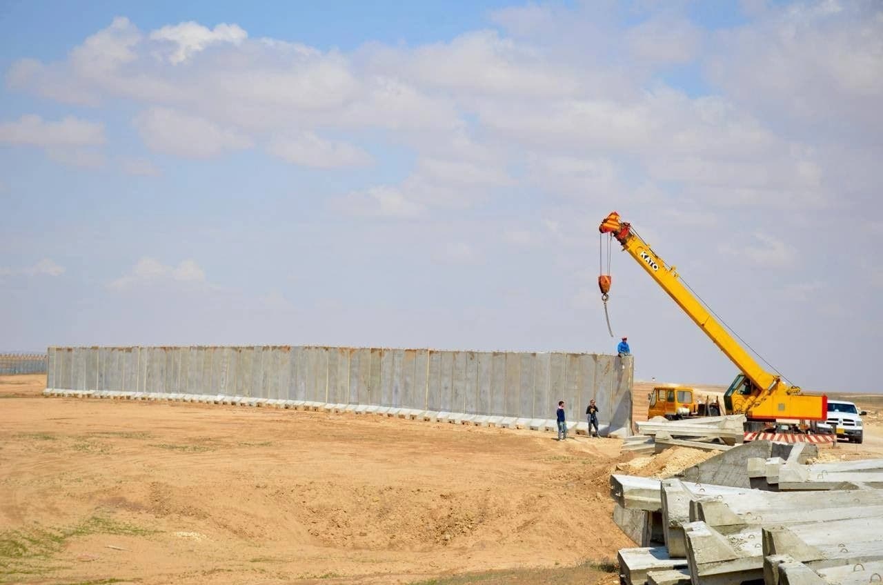 العمل على اكمال الجدار الكونكريتي على الحدود العراقية السورية