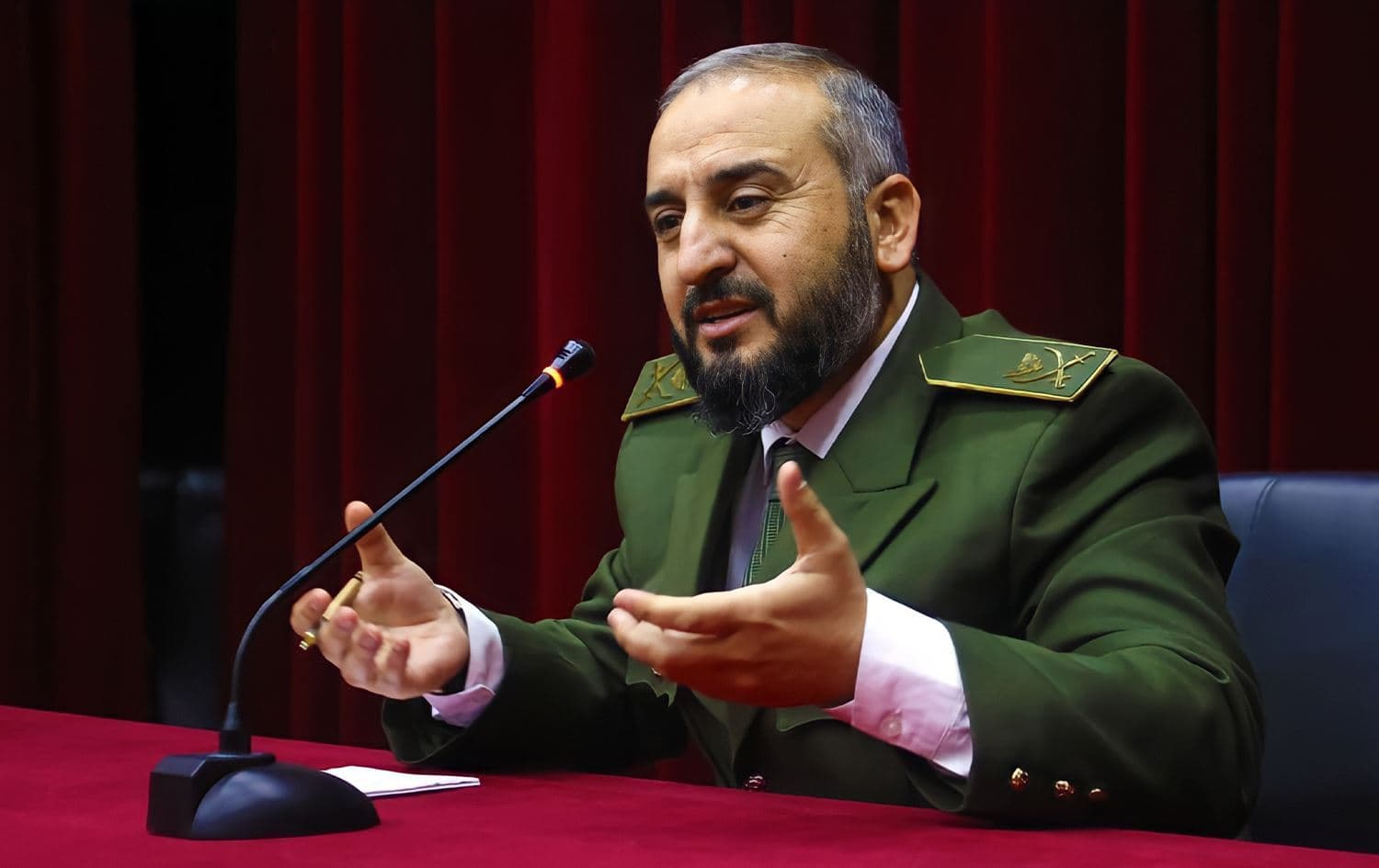 صورة أرشيفية لوزير الدفاع السوري خلال جلسة حوارية مع صحفيين