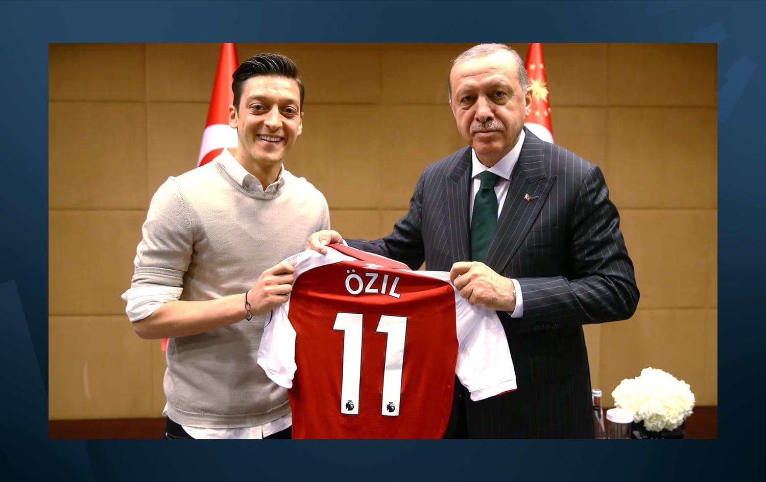 صورة أرشيفية لأوزيل وهو يقدم قميصه لأردوغان-AA