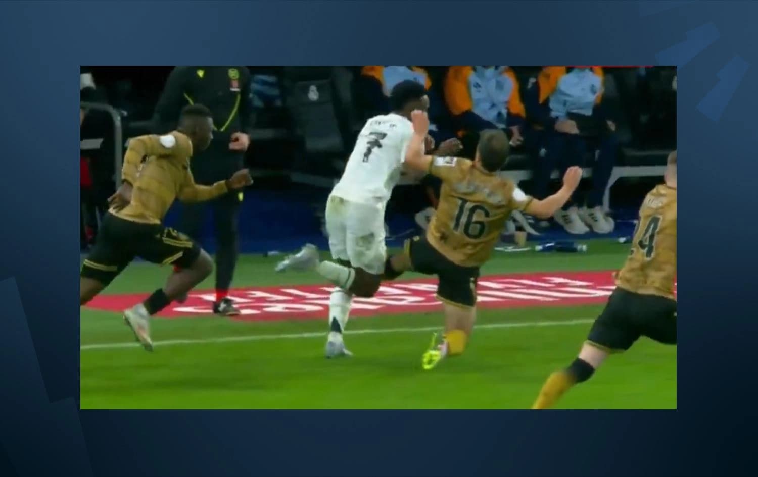 فينيسيوس خلال تعرضه للضرب من قبل لاعب ريال سوسيداد