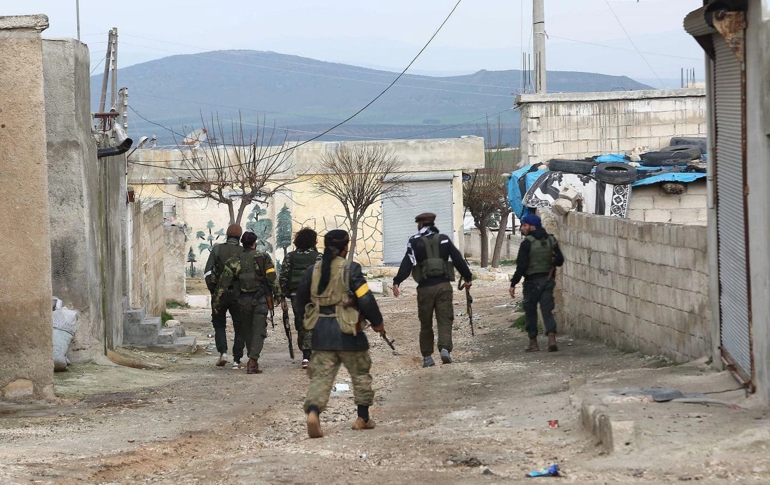 صورة أرشيفية لعناصر مسلحة في عفرين