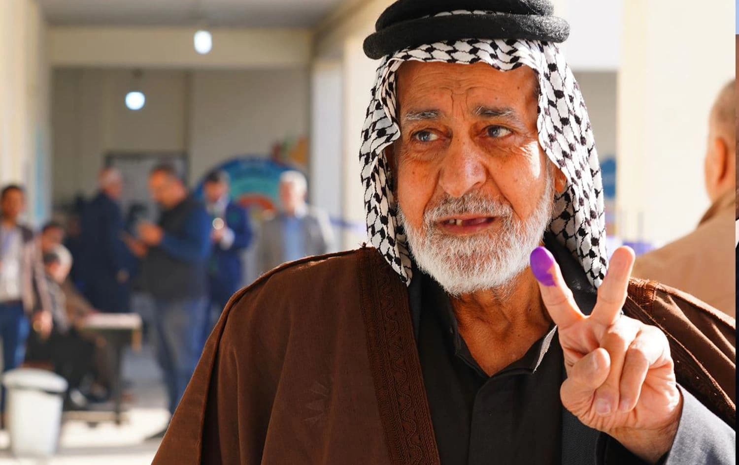 رجل يدلي بصوته في الانتخابات - ارشيف