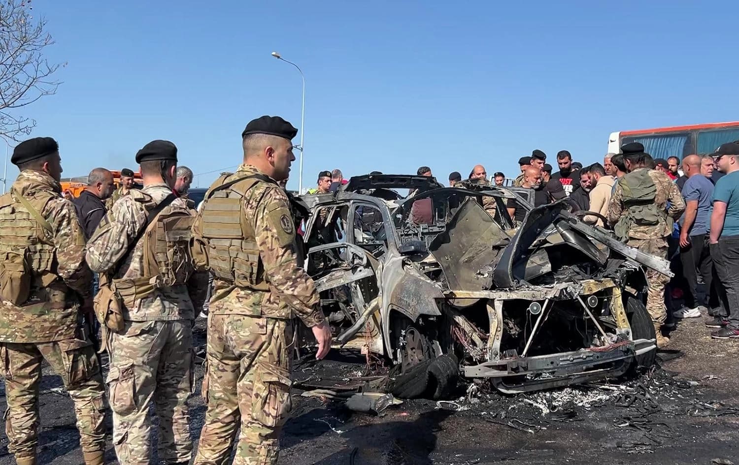  انتشار أمني لبناني حول مركبة استُهدفت بغارة إسرائيلية-AFP