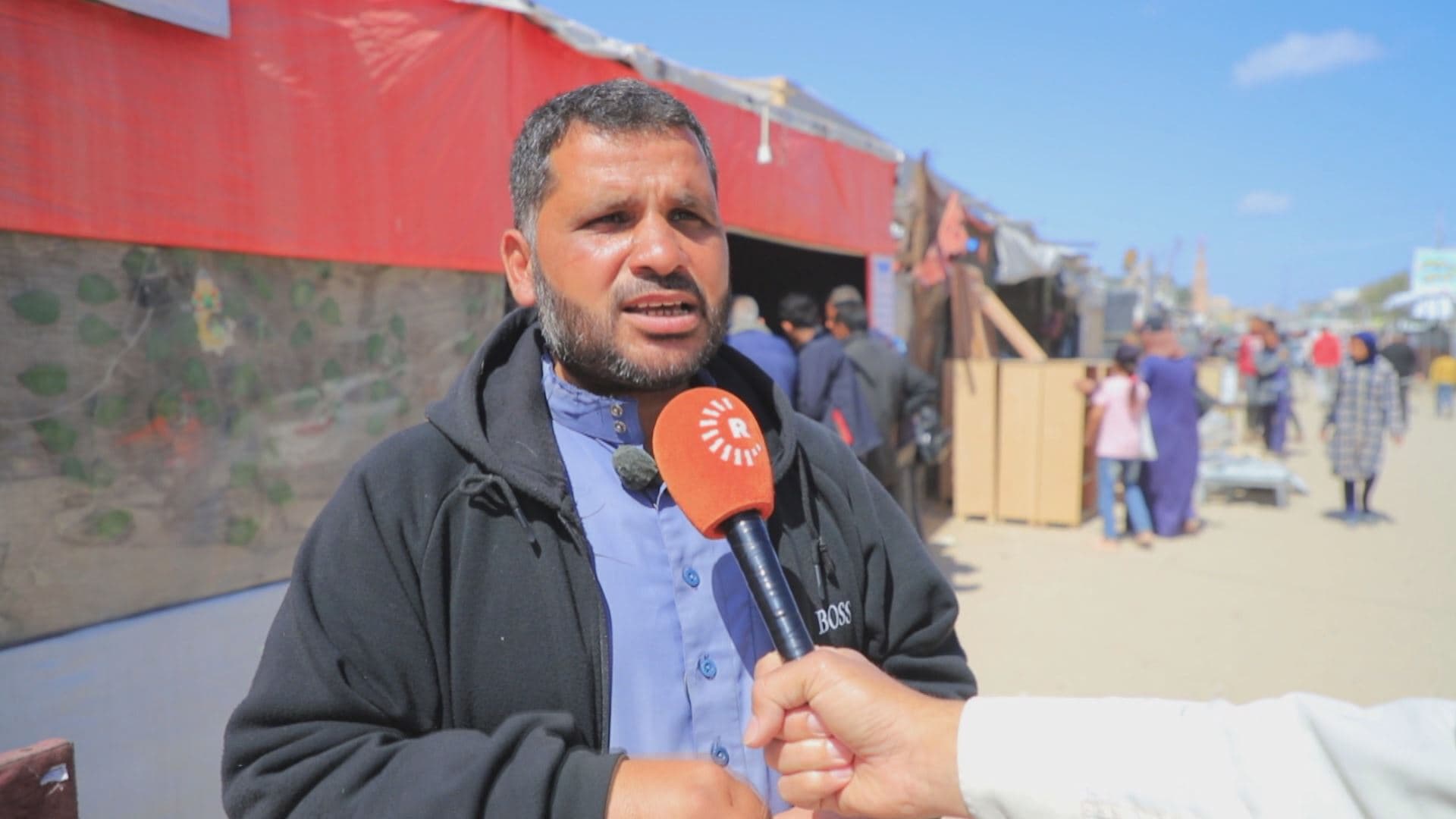 موظفو غزة ضحية البنوك المغلقة وعمولات الصرافين الباهظة 