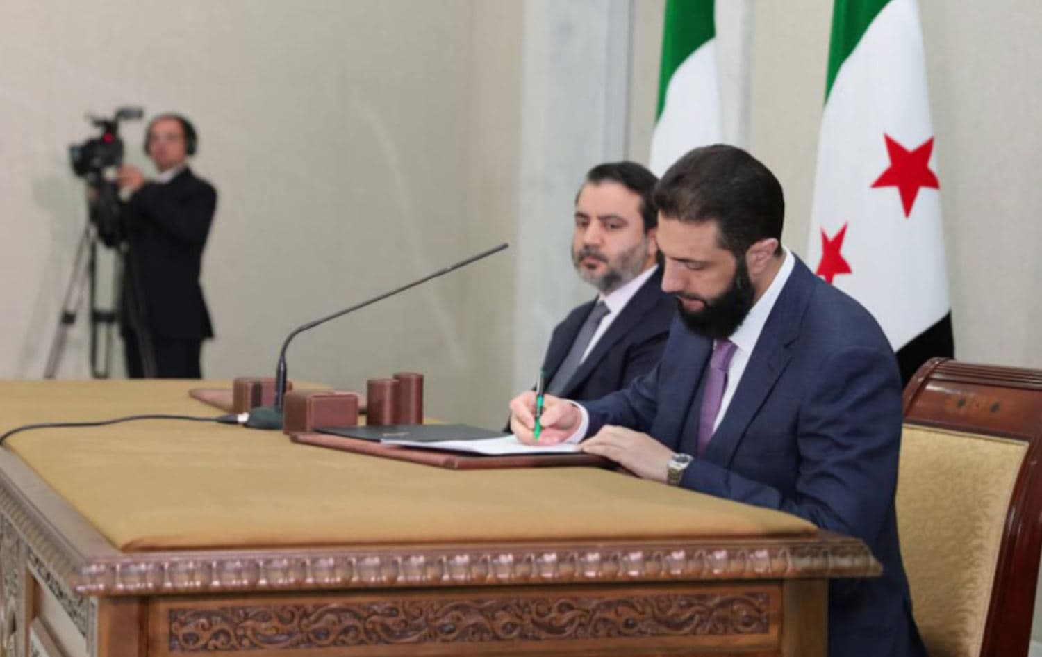 الرئيس السوري احمد الشرع خلال توقيع مرسوماً جمهورياً