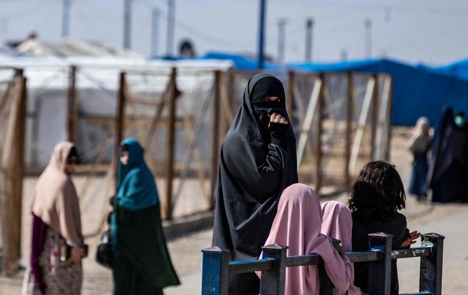 امرأة وأطفالها في مخيم روج/ أرشيف-AFP