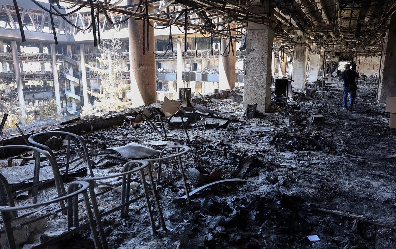مبنى الإذاعة والتلفزيون الإيراني بعد القصف الإسرائيلي-AFP