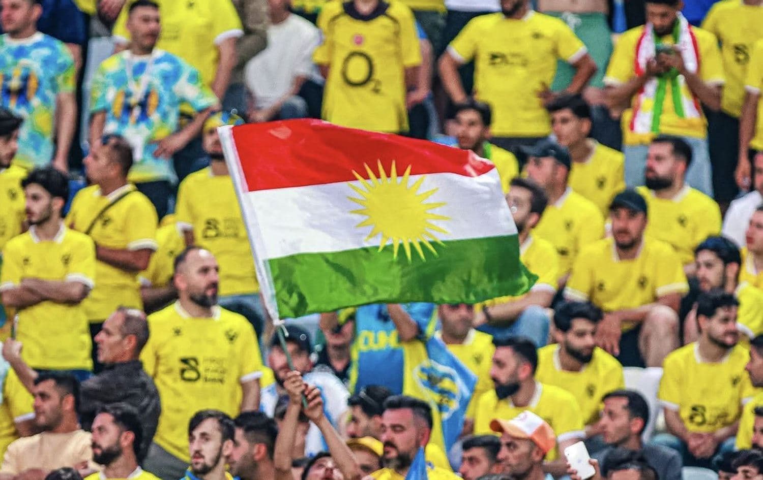 علم كوردستان وسط جماهير دهوك 
