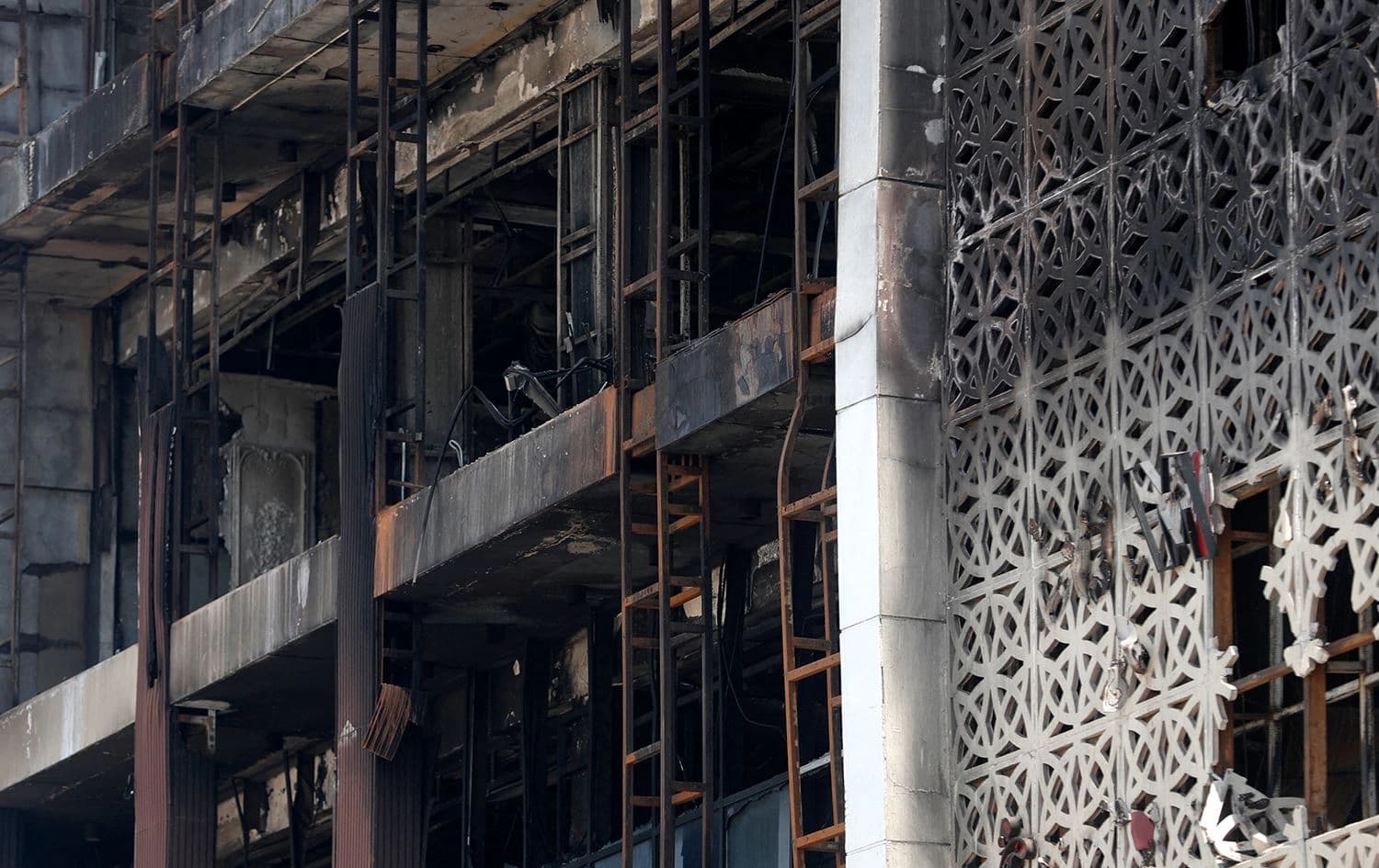 مبنى "هايبر ماركت" الكوت المحترق-AFP