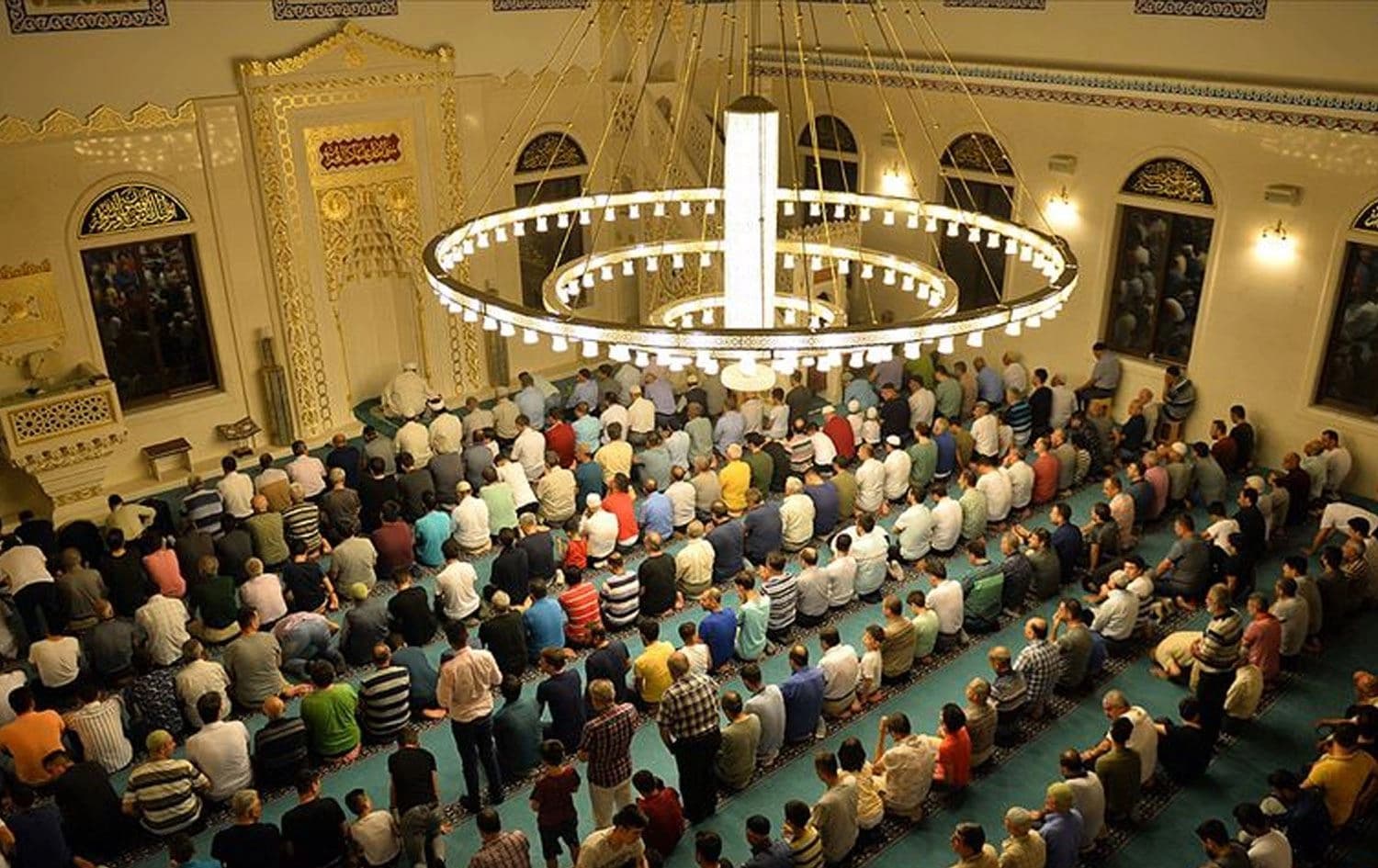 صورة لمصلين داخل مسجد