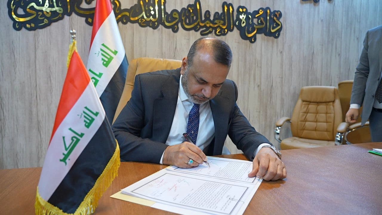 وزير العمل أثناء المصادقة على التوجيه 