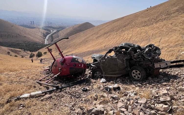 السيارة والمروحية المتحطمتان في جبل أزمر بالسليمانية 