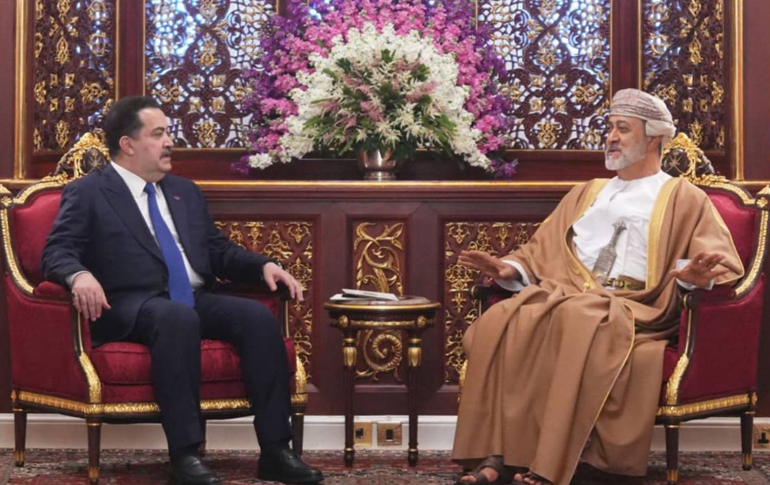 لقاء رئيس الوزراء العراقي وسلطان عُمان