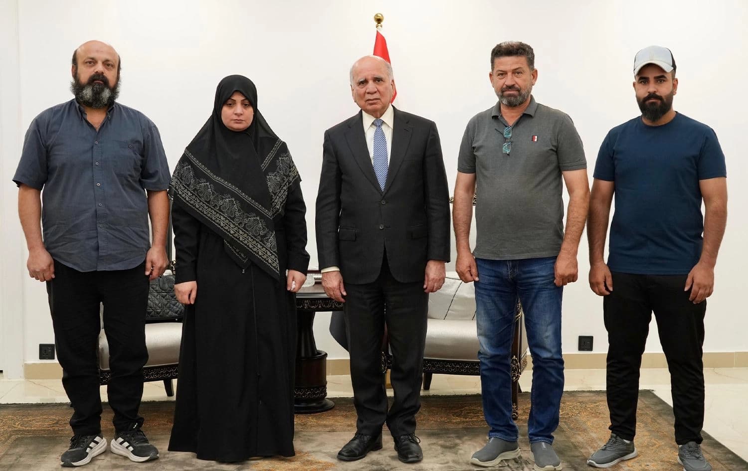 فؤاد حسين خلال لقائه ذوي المحتجزين