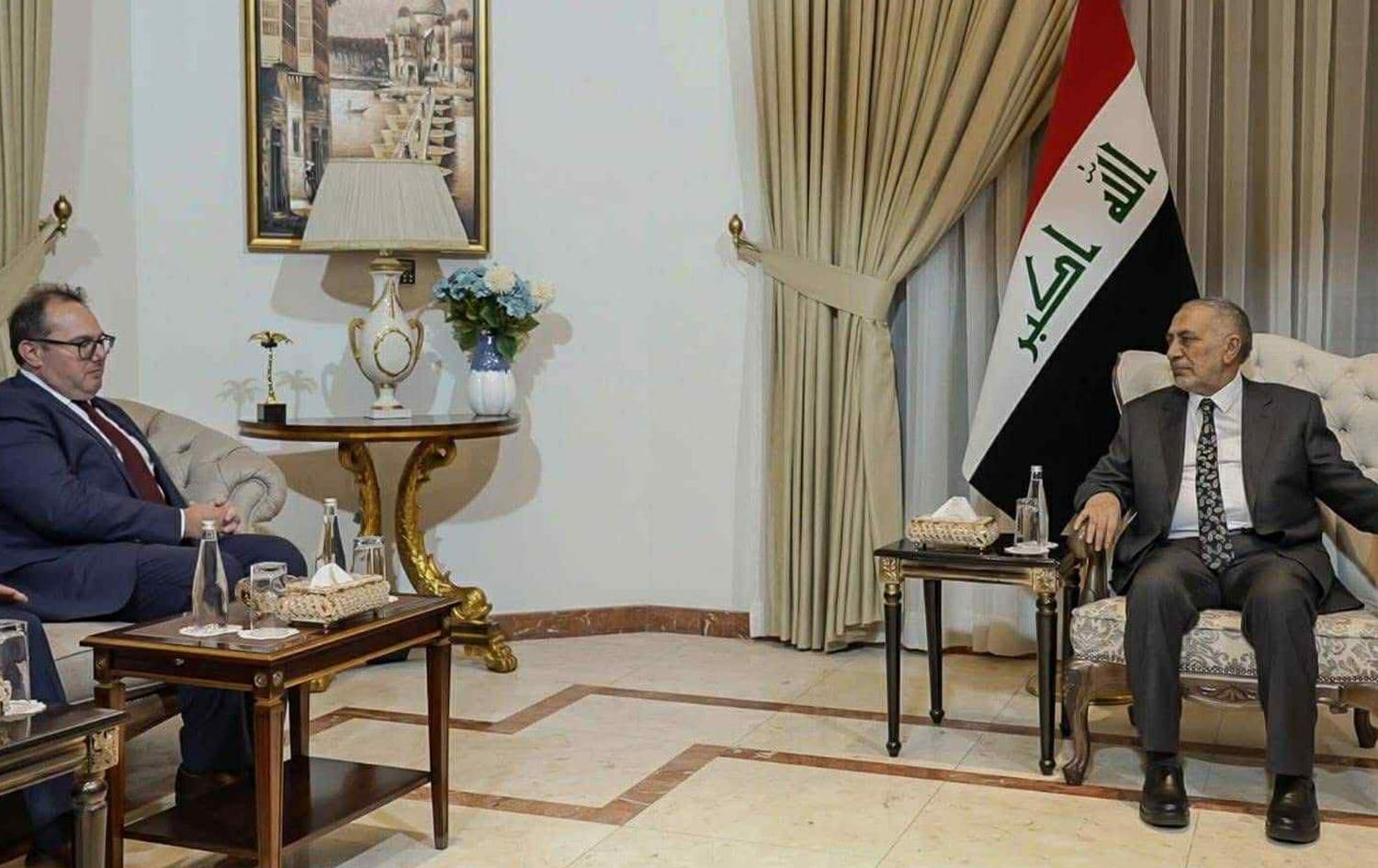 رئيس البرلمان العراقي محمود المشهداني والقائم بالأعمال الأميركي الجديد في بغداد جوشوا هاريس