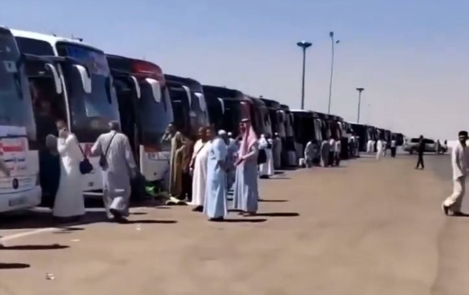 حجز باصات معتمرين عراقيين في معبر عرعر الحدودي مع السعودية