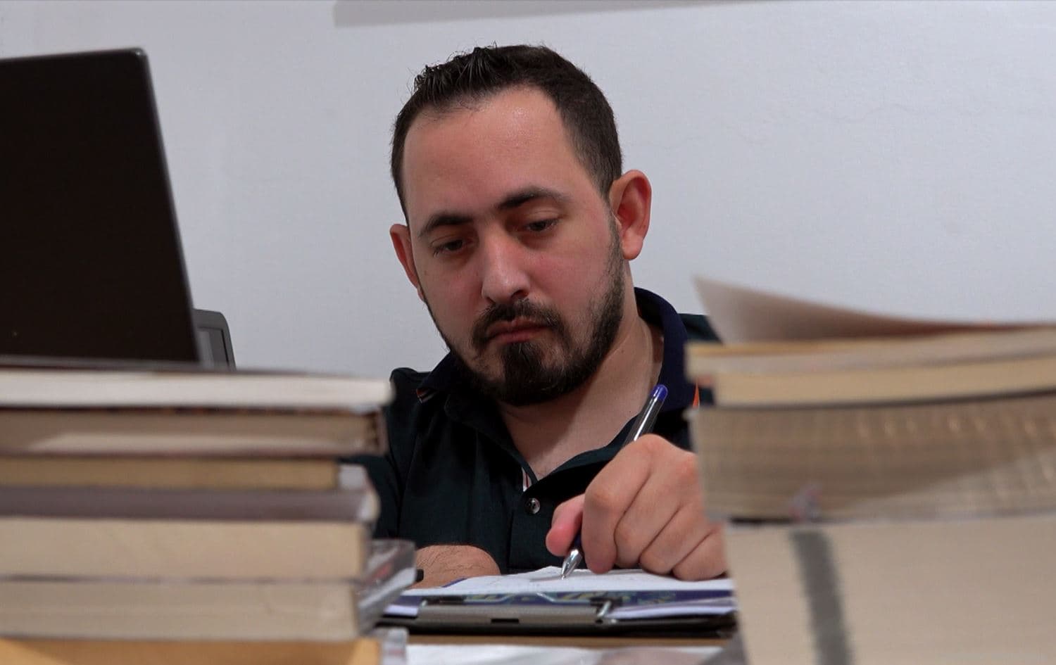 مصطفى إسماعيل.. قصة شاب تحدى الإعاقة بالكلمات وأسس مكتبة ملهمة