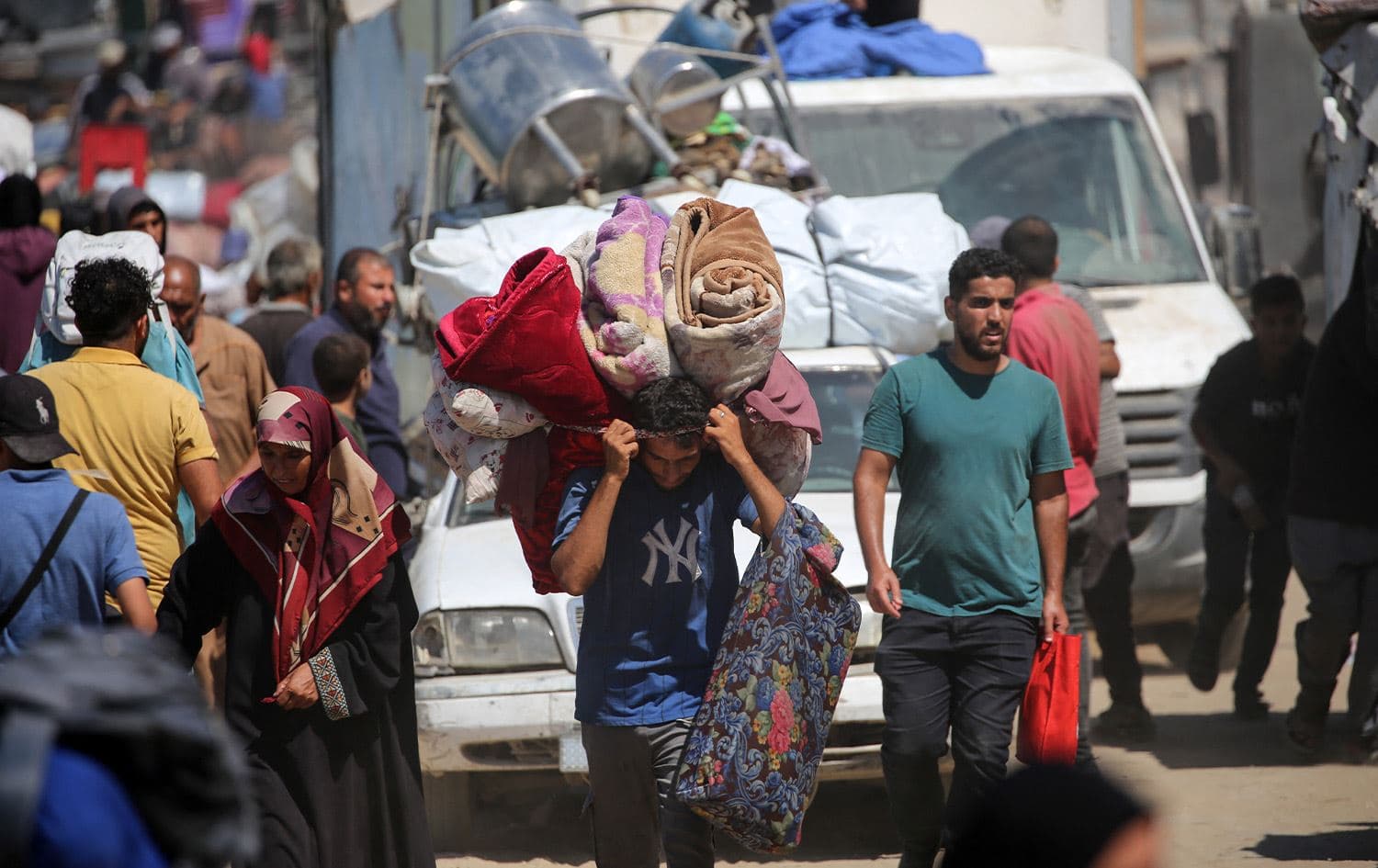 فلسطينيون من مدينة غزة يتجهون جنوباً حاملين أمتعتهم - AFP