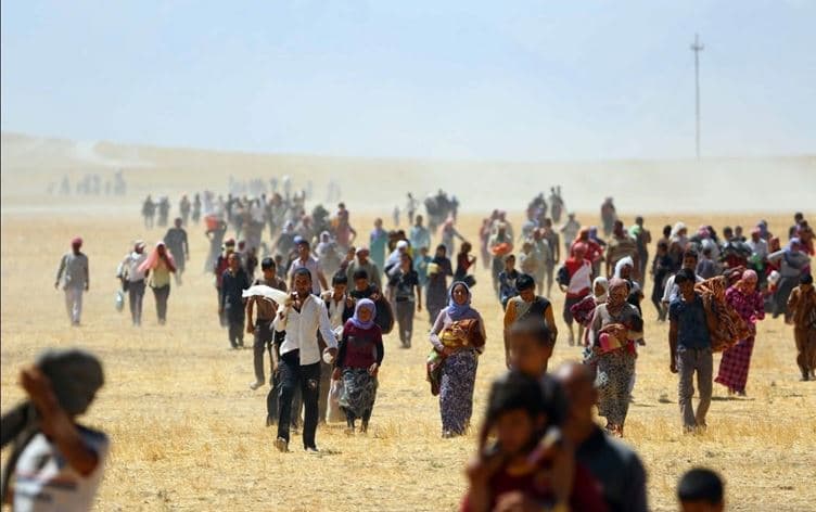 نازحون كورد ايزديون خلال اجتياح داعش لسنجار