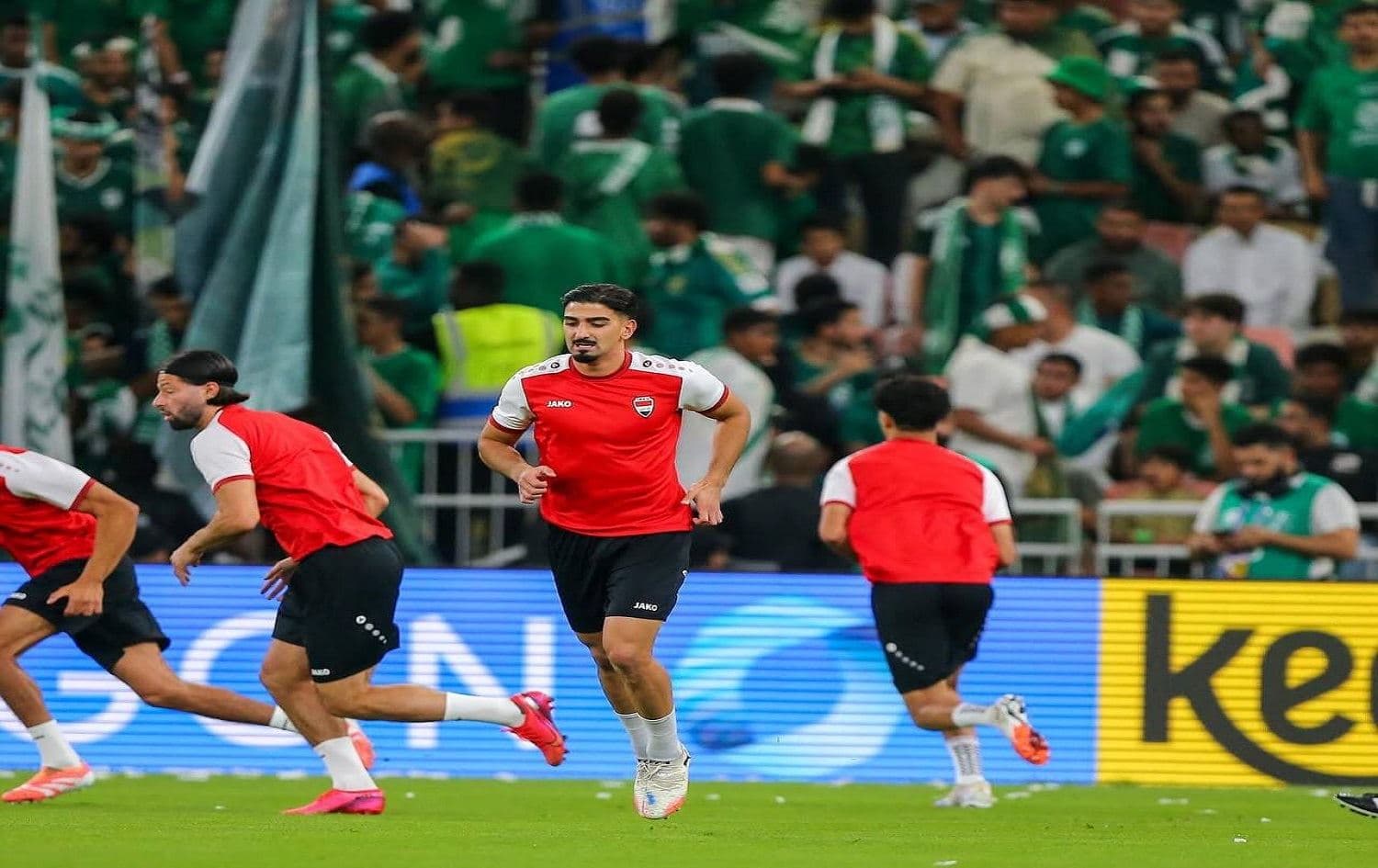 احماء لاعبي العراق قبل مباراته امام السعودية في الملحق الاسيوي المؤهل الى كأس العالم