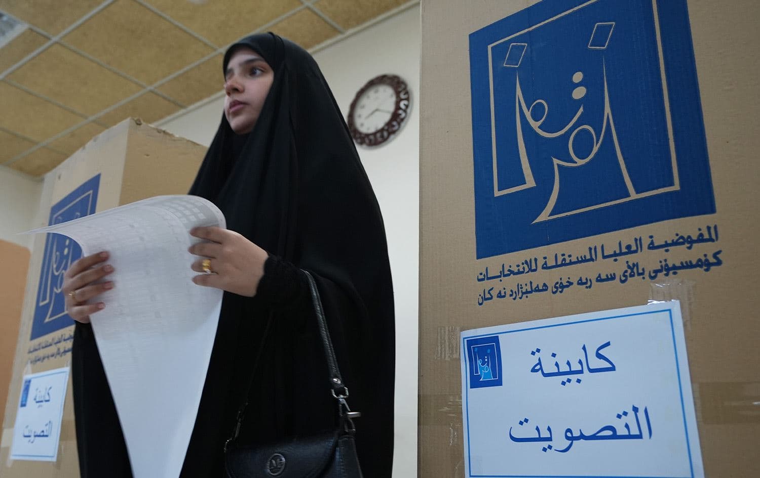 مواطنة عراقية تدلي بصوتها في مركز اقتراع ببغداد-AA