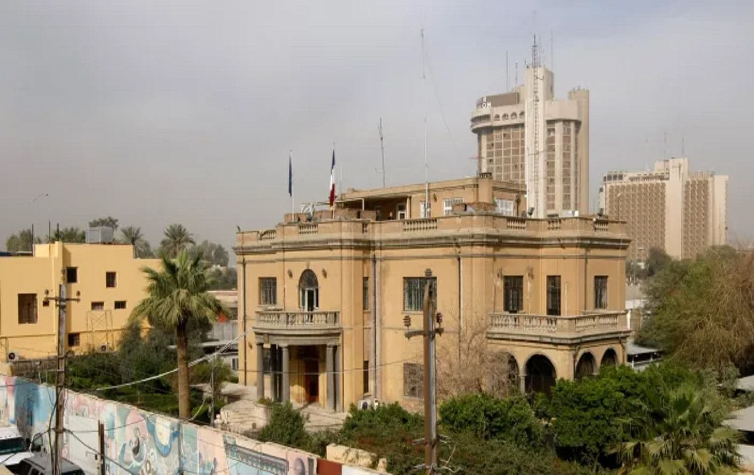 مبنى السفارة الفرنسية في بغداد - رويترز