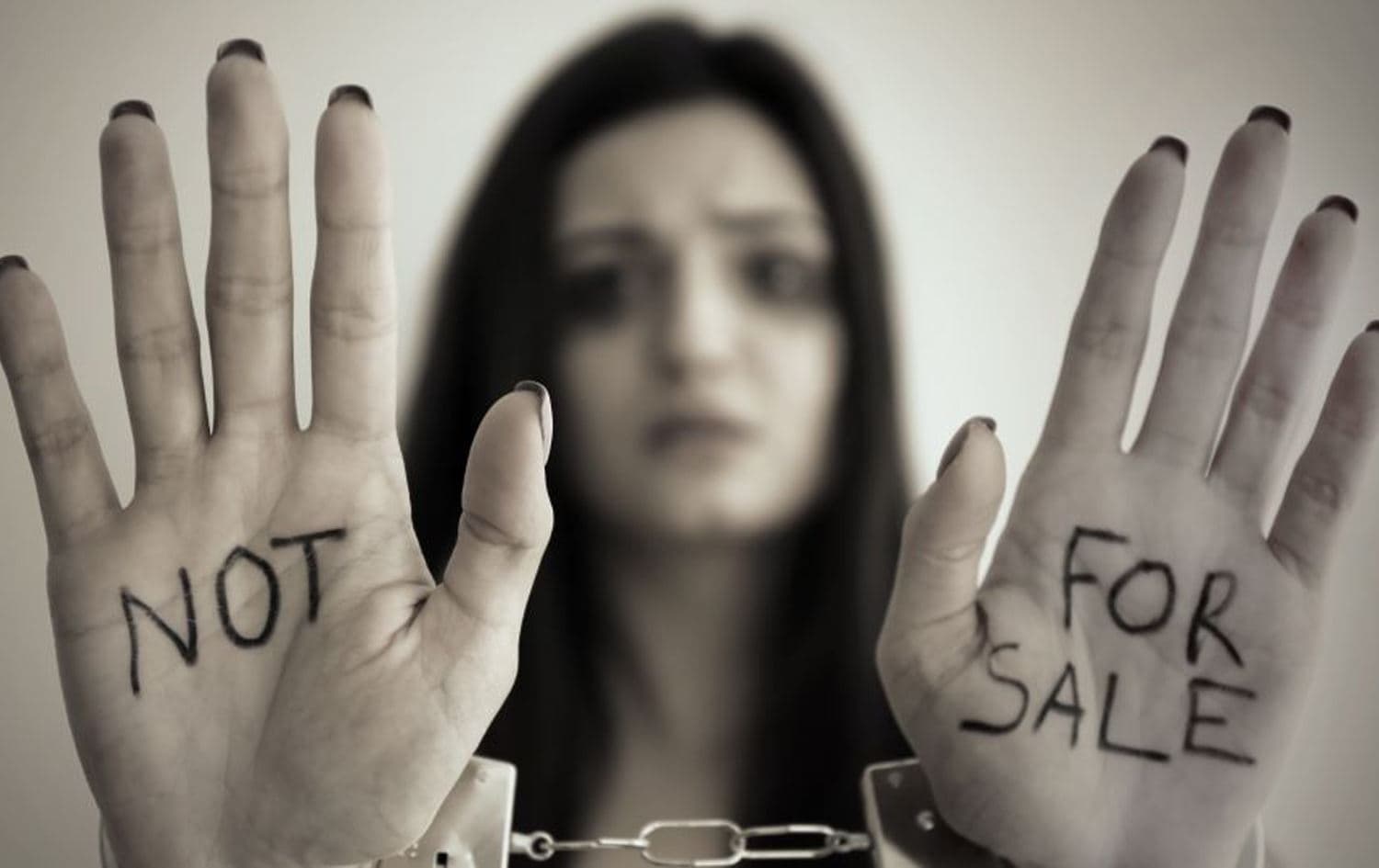 كُتب على يدي فتاة "ليست للبيع"- الصورة تعبر عن رفض الاتجار بالبشر