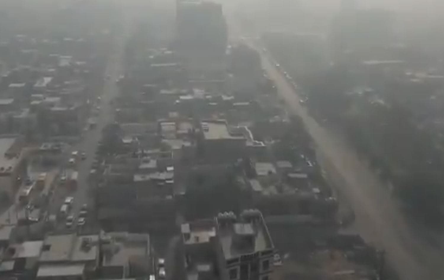 غيمة رمادية كثيفة تغطي سماء العاصمة بغداد -  تصوير علي اللامي - رووداو