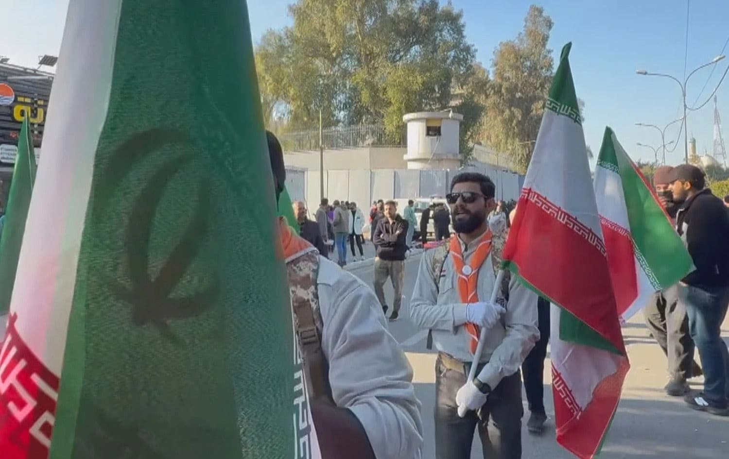 مشهد من التظاهرة أمام السفارة الإيرانية