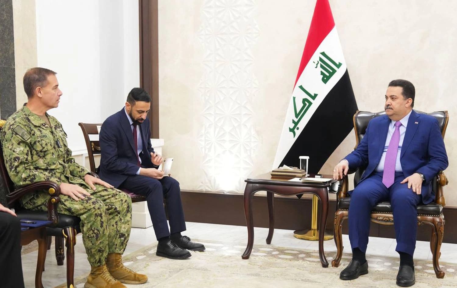 رئيس مجلس الوزراء العراقي محمد شياع السوداني وقائد القيادة الوسطى المركزية الأميركية الأدميرال براد كوبر
