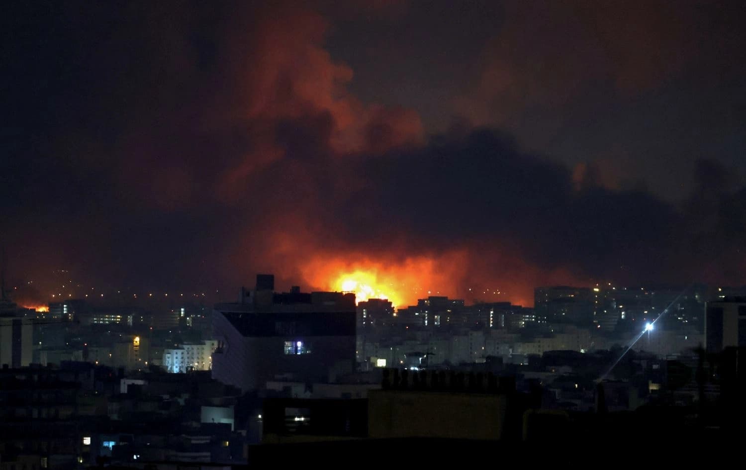 تصاعد الدخان والنيران من موقع الغارات الجوية في طهران - AFP