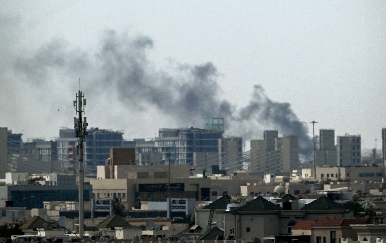 صورة من تصاعد الدخان فوق مباني الدوحة التي تتعرض لموجات متكررة من الهجمات الإيرانية - AFP