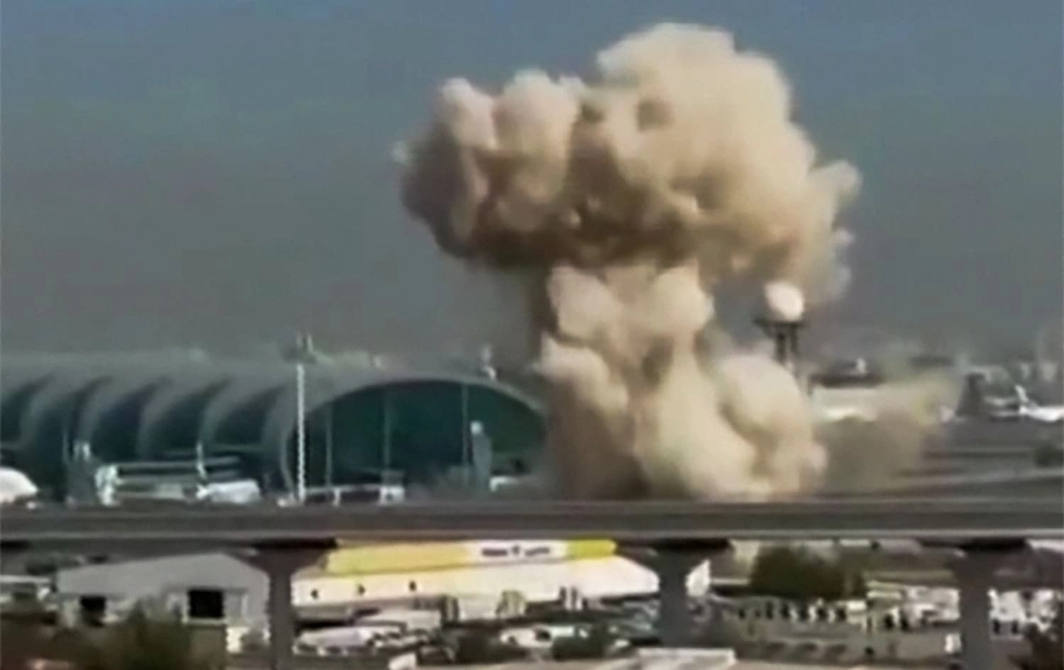 صورة لتعرض مطار دبي للاستهداف - AFP