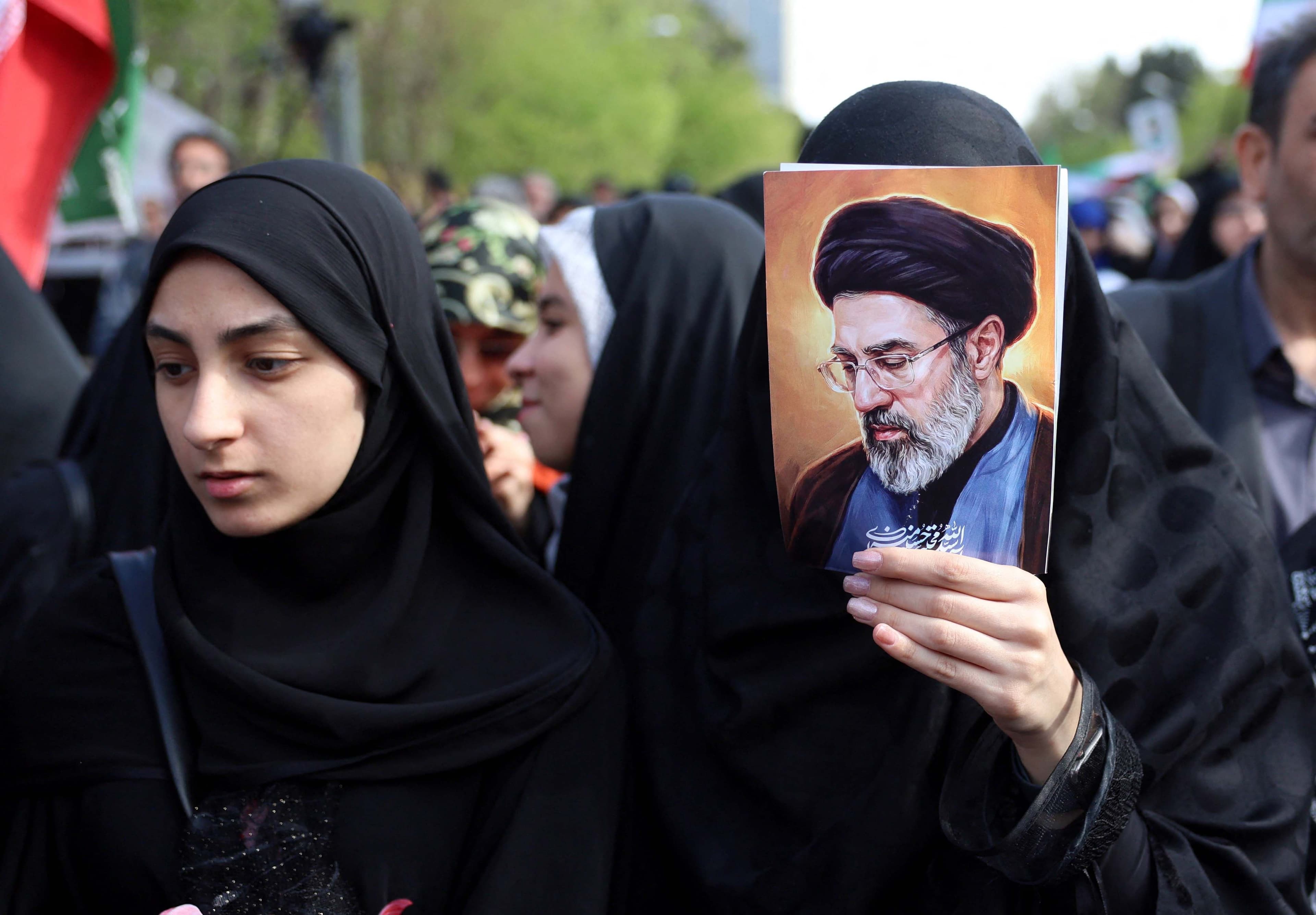 صورة لمجتبى خامنئي مرفوعة في إحدى مظاهرات طهران. الصورة: AFP