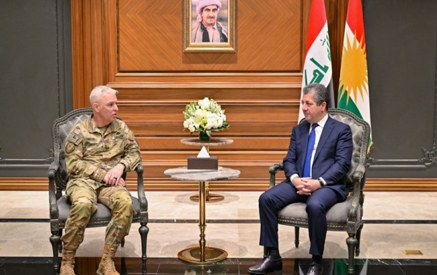 رئيس حكومة إقليم كوردستان مسرور بارزاني والقائد العام لقوات التحالف الدولي في العراق وسوريا الجنرال كيفن لامبرت