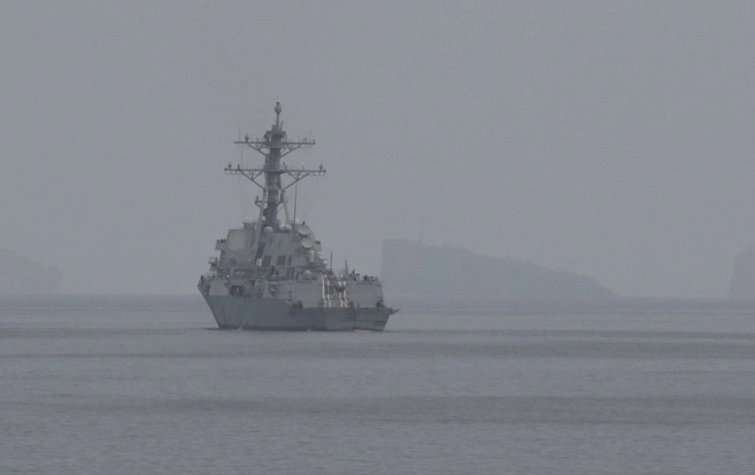 مدمرة أميركية أثناء عبورها مضيق هرمز-Centcom
